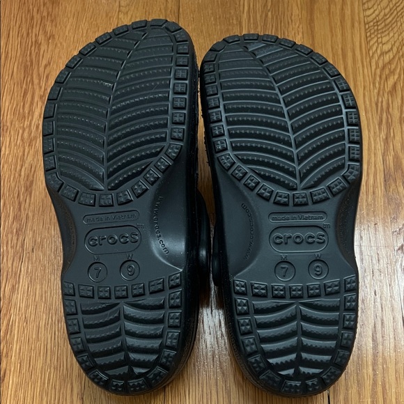 CROCS Classic Black Clogs - Picture 3 of 3
